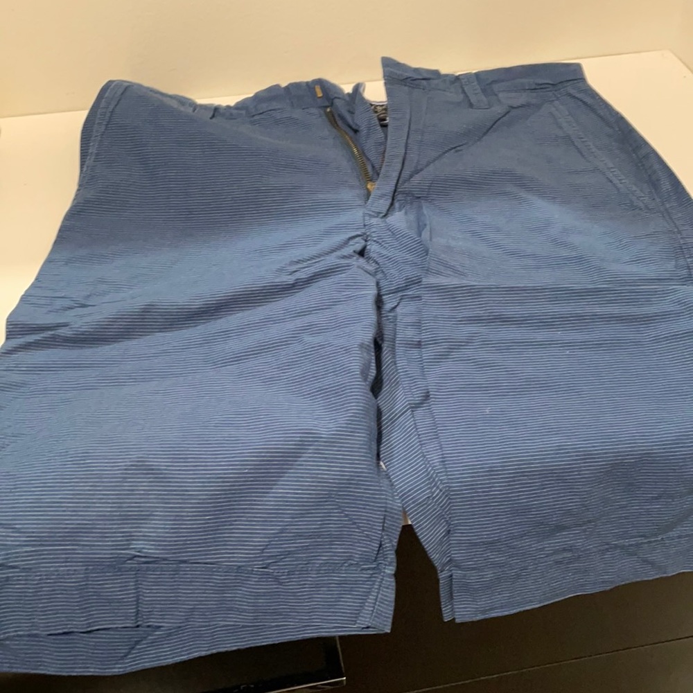 Great men’s shorts. 10” inseam. Great pattern. Never worn.